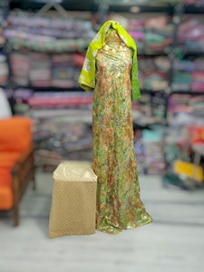 Dirac Fransawi vert lime perlé avec sequins et châle doré |   Vêtements de mariage somaliens de luxe - Product Image 1