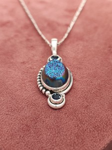 Pendentif en cristal Druzy avec chaîne, collier élégant en pierres précieuses, cadeau de bijoux pour femme, design unique et étincelant, un accessoire de mode affirmé - Product Image 2