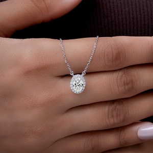 Collar con Colgante de Diamante de Corte Ovalado y Piedras Laterales – Elegante Diseño de Halo Brillante, Regalo Nupcial de Lujo, Joyería Fina Minimalista para Mujer - Product Image 2