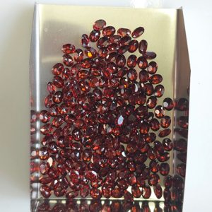 โกเมนสีแดงธรรมชาติ 4x3 มม. รูปไข่ คุณภาพดีที่สุด พลอยเม็ดเดี่ยวสำหรับทำเครื่องประดับ - Product Image 5