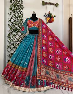 Ensemble Lehenga Choli pour femmes en coton mousseline avec dupatta imprimé et broderies miroir, robe ethnique réversible pour mariage et fête - Product Image 1
