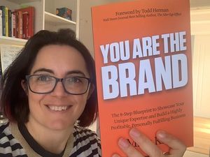 Tú eres la marca, de Mike Kim, libro en inglés de tapa blanda sobre emprendedorismo, influencia y marketing en línea - Product Image 3