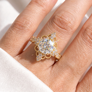 Bague de fiançailles de luxe en or jaune 18 carats avec diamant de laboratoire VVS taille ronde personnalisée, halo de diamants créés en laboratoire IGI, bijoux fins - Product Image 2