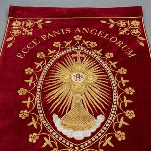 Drapeau liturgique personnalisé en velours rouge, brodé à la main avec fils d'or, pour processions chrétiennes et décoration murale. - Product Image 1