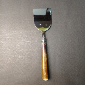 Juego de 4 Cuchillos para Queso de Lujo, Diseño Clásico, Mangos Ecológicos de Resina Imitación Ámbar, Rebanador, Esparcidor, Tenedor y Pala de Acero Inoxidable - Product Image 3