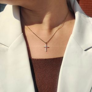Pendentif croix distinctif avec diamants marquise et ronds, détail oreilles de lapin, collier de bijouterie fine pour femmes, cadeau élégant et luxueux - Product Image 3