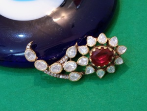 Broche Paon Vintage en Argent 925 avec Rubis et Diamant Taillé Poire, Sertissage Griffe, Style Goutte d'Eau, Unisexe, Bijoux de Luxe Amaira Jewels - Product Image 4