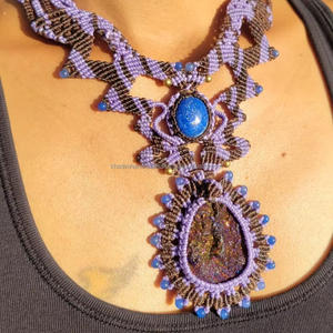 Collar con bordado de cuentas de cristal atemporal, joyería única hecha a mano para fiestas y eventos sofisticados - Product Image 1