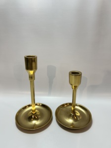 Juego de Portavelas Modernos de Aluminio en Dos Tonos, Negro y Dorado, 2 Portavelas Cónicos Tipo Tulipán, Elegantes Centros de Mesa Decorativos - Product Image 5