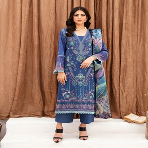 Elegante y Lujoso Salwar Kameez Indio-Pakistaní de 3 Piezas, Algodón Puro, Bordado Intenso, Diseño Étnico Moderno, Boutique para Mujer - Product Image 2