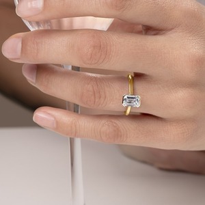 Bague de fiançailles en or jaune avec diamant de laboratoire taille émeraude 1,75 carat, sertie clos, solitaire, pour mariage, bijoux fins, vente en gros - Product Image 4