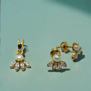 Boucles d'oreilles élégantes en or, perles et cristaux, avec pendentif assorti et ensemble de bijoux pour femmes - Product Image 2