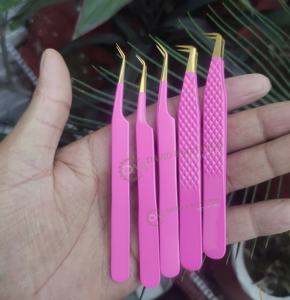 Las pinzas profesionales de Extensión de pestañas de acero inoxidable más vendidas, pinzas de pestañas con agarre de diamante dorado, puntas de fibra para perfectas - Product Image 4