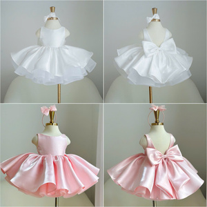 Vestido de Satén Personalizado para Niñas, Estilo Princesa con Espalda en V Abierta y Falda Voluminosa Natural, por Nhung Nguyen - Product Image 2