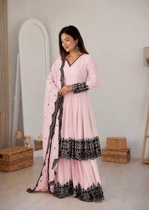 Robe longue ANARKALI exclusive de la boutique HENIXA CREATION en Faux Georgette, coupe ajustée, longueur ras du sol, pour femmes - Modèles réels stylisés pour les soirées - Product Image 5