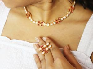 Conjunto de collar y aretes de latón chapado en oro de 18k - Joyería hecha a mano para ella - Product Image 6