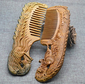 Paire de peignes à cheveux en bois, décorés de sculptures en relief d'animaux mythiques, disponibles à prix de gros. - Product Image 1