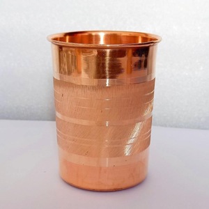 Vaso de Cobre Martillado ILAHI, Ecológico, con Tapas Modernas, Empaque en Caja Blanca, de Uttar Pradesh, para Uso en Casa, Hotel o Fiestas - Product Image 2