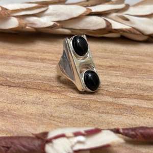 Bague Statement Bohème en Onyx, Bague Tribale en Laiton pour Femme, Finition Plaqué Argent, Double Pierre, Design Ethnique, Vente en Gros - Product Image 4