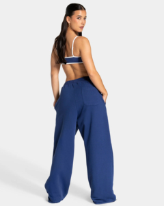Ensemble de survêtement tendance pour femme, bleu marine, à capuche, coupe ample, longueur intégrale, couleur unie, poches latérales, 100% coton, avec passepoil. - Product Image 5