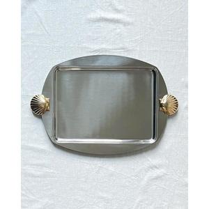 Plateau décoratif en métal rectangulaire, style côtier, poignées en coquillages, adapté aux aliments, plateaux de service en métal de haute qualité pour restaurants - Product Image 1