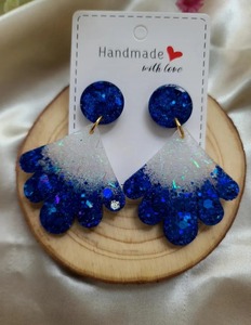 Boucles d'oreilles éventail en résine bleue pailletée faites à la main, bijoux tendance au design exquis - Product Image 6