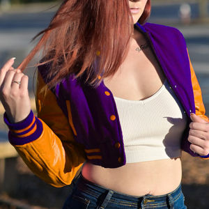 Blouson Bomber Femme Style Universitaire Violet Orange avec Manches en Similicuir – Vêtement Décontracté Tendance pour Dames - Product Image 2