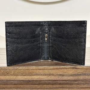 กระเป๋าสตางค์หนังแท้สไตล์ตะวันตก งานแฮนด์เมด ลายฉลุรถแทรกเตอร์ ช่องใส่บัตรหลายช่อง และช่องซิป กระเป๋าสตางค์แบบพับสองตอน ทนทาน - Product Image 6