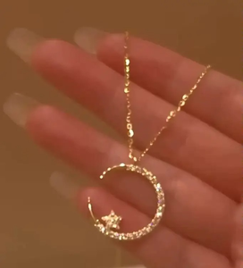 สร้อยคอเงินแท้ 925 ประดับมอยส์ซาไนต์สีเหลืองทอง ดีไซน์รูปพระจันทร์ทรงกลม ประดับด้วยดีไซน์รูปดาว ชุบทองคำขาว 18K สำหรับผู้หญิง - Product Image 4