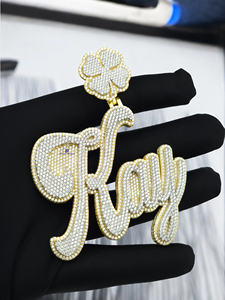 Colgante Personalizado con Nombre de Ray, con Incrustaciones de Moissanita y Diseño de Trébol, Joyería Hip Hop, Acabado Dorado, Dije de Lujo para Cadena - Product Image 4