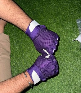 ถุงมืออเมริกันฟุตบอลแบบเต็มนิ้ว ซิลิโคน ประดับเพชร กันลื่นที่ฝ่ามือ โลโก้สั่งทำได้ ใช้ได้ทั้งชายและหญิง สำหรับฤดูหนาว ปิดด้วยแถบตีนตุ๊กแก - Product Image 3