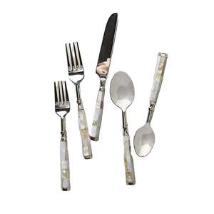 Juego de cubiertos de metal con acabado de espejo de lujo que incluye cuchara, tenedor y cuchillo para una cocina moderna y una experiencia de comedor elegante. - Product Image 1