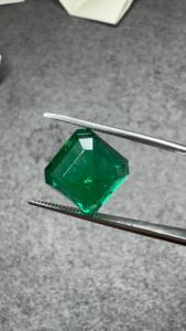 Émeraude naturelle zambienne de 8,65 carats, forme octogonale carrée, grande pierre précieuse verte intense, pour bijoux fins sur mesure de luxe - Product Image 2