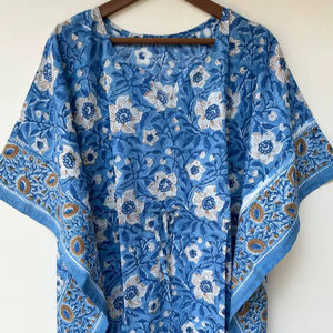 ชุดคลุมชายหาดลายสัตว์แบบใหม่ คอวี ปิดด้วยเชือกผูก ทรงปล่อยชายระบาย ผ้าฝ้ายอินเดียเนื้อนุ่ม แต่งลูกไม้ ยาวเต็มตัว สำหรับผู้หญิง - Product Image 1