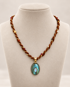 Collier tressé marron Boho Luxe avec pendentif ovale en pierre précieuse irisée, bijoux perlés faits à la main pour femmes - Product Image 1