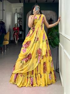 Conjunto de lehenga de tela de gasa con estampado floral de diseñador y detalles de encaje, blusa sin coser y elegante dupatta. - Product Image 3