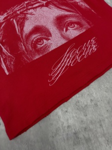 เสื้อกล้ามพิมพ์ลายกราฟิกดีไซน์ใหม่สำหรับผู้ชาย ทรงสตรีทแวร์ ขอบเสื้อแบบดิสเทรส ตัดเย็บทรงบ็อกซี่ - Product Image 6