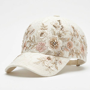 Casquette de baseball tendance pour femme en dentelle avec broderie florale, strass étincelants et sangle – Idéale pour le quotidien et les activités de plein air - Product Image 1