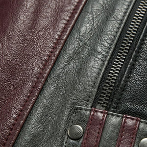 Chaqueta de cuero refinada para hombre, diseñada para la moda urbana, con ajuste cómodo, bolsillos funcionales y apariencia premium. - Product Image 6