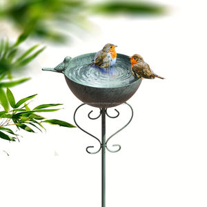Bain d'oiseaux en métal pour jardin avec support robuste, design résistant aux intempéries, attirant les oiseaux grâce à sa grande cuve d'eau. - Product Image 1