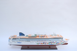 Modelo de Barco de Crucero de Madera NORWEGIAN STAR - Arte Popular Hecho a Mano de Origen Vietnamita GIA NHIEN CO. LTD Modelo CS0102P en Venta - Product Image 1