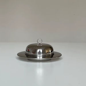 Beurrier en métal minimaliste pour une organisation simple de la cuisine, offrant une esthétique épurée et un rangement efficace - Product Image 1