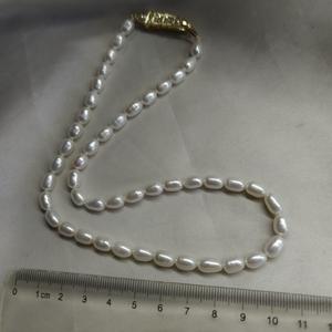 Collar de Perlas de Agua Dulce de Alta Calidad con Forma de Arroz y Cierre de Hueso de Serpiente, 5.5-6mm, Limpio, Liso, Casi Impecable, Libre de Nucleares - Product Image 1