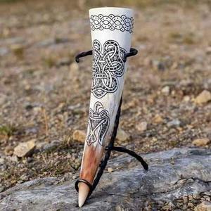 Cuerno para Beber Tallado a Mano con Grabados Intrincados de Temática Vikinga para la Venta en Tiendas de Miel y Artículos Vikingos - Product Image 2