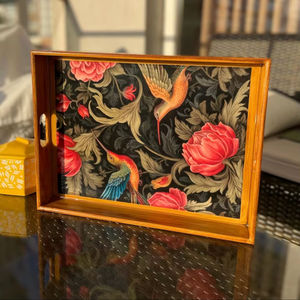 Bandeja de servir de madera hecha a mano con resina epoxi, una maravillosa bandeja de madera envejecida hecha a mano, decorada con un patrón clásico. - Product Image 1