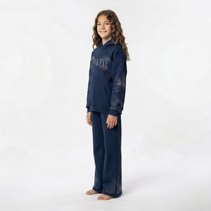 Elegante chándal azul marino con capucha para niños, de corte holgado y largo, estilo casual con hombros caídos y pantalón. - Product Image 3