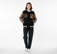 Veste universitaire personnalisée de qualité supérieure avec corps en laine grise et manches en cuir véritable noir, patchs en chenille, broderie sur le devant