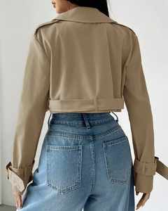 Chaqueta Corta Tipo Trench Urban Edge con Cinturón, Chaqueta Corta Estilo Trench en Color Caqui, Chaqueta Corta con Mangas Estructuradas y Estilo Utilitario - Product Image 3