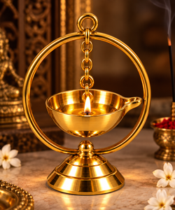 Lampe à huile traditionnelle en laiton artisanal, décorative, pour Puja, Deepak, Aarti, avec chaîne circulaire et socle. - Product Image 2