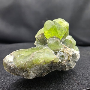 Cristal de peridoto verde con forma de columna y brillo vidrioso - Product Image 4